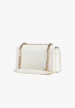 Hvid rektangulær håndtaske i læder med guldkæde og tekstureret finish, der har tre rum i harmonikastil.