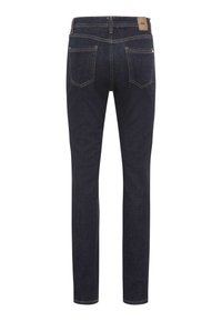 Jeans in denim scuro slim fit con un classico design a 5 tasche. Presentano cuciture a contrasto e una piccola etichetta in pelle del marchio sulla cintura posteriore.