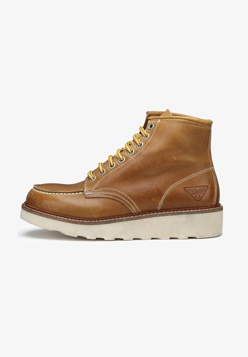 Stivale alla caviglia in pelle marrone con punta rotonda, lacci gialli, cuciture bianche e una suola in gomma cremoso testurizzata. Presenta un logo sul lato.