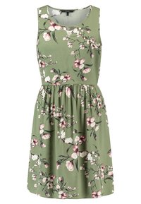 Vestido sin mangas en tejido verde oliva con un estampado floral en rosa y blanco. Presenta un escote redondo y una cintura fruncida.