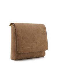 Tan leren handtas met een klepsluiting, voorzien van een gestikt rand en een gouden hardware accent aan de zijkant. Gladde textuur, rechthoekige vorm.