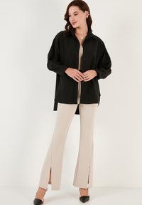 LELA LOOSE FIT - Užsagstoma palaidinė - black