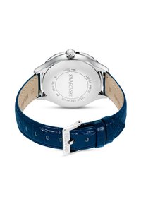 Zegarek ze stali nierdzewnej z polerowanym pierścieniem, niebieskim skórzanym paskiem w wzór krokodylej skóry oraz srebrną klamrą. Model charakteryzuje się wodoodpornością na poziomie 50 m.