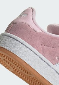 Ροζ σουέτ αθλητικά παπούτσια με λευκή καουτσούκ σόλα και υφή. Διαθέτουν αντίθετους τόνους και λεία περιφέρεια.