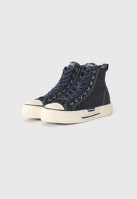Høye sneakers i mørkeblå denim med hvite gummisåler. Har blå skolisser, logo-tag og teksturert tåhette.