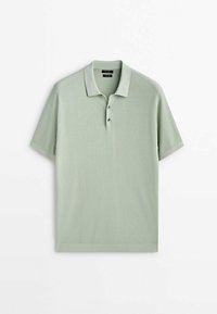 Hellgrünes Poloshirt mit kurzen Ärmeln, strukturiertem Strickmuster, zwei-Knopf-Leiste sowie geripptem Kragen und Ärmelbündchen.