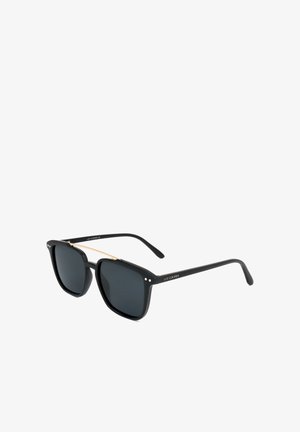 Occhiali da sole rettangolari neri con lenti scure, sottile ponte dorato e aste nere con branding Lee Cooper sul lato.