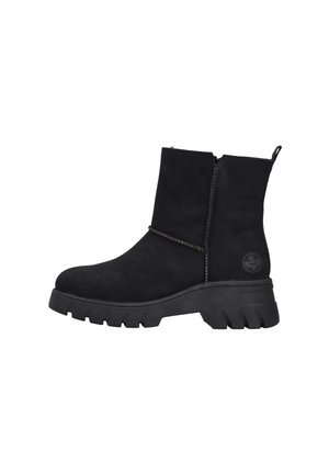 Schwarze Wildleder Stiefelette mit einer groben Gummisohle, seitlichem Reißverschluss und dekorativer Naht entlang des Schaftes. Logo-Detail an der Ferse.