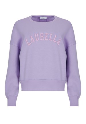 Lilla dressipluus ümmarguse kaeluse ja pikkade varrukatega. Esipaneelil on roosa tikandiga kirjutatud "LAURELLA". Pehme kangatekstuur.