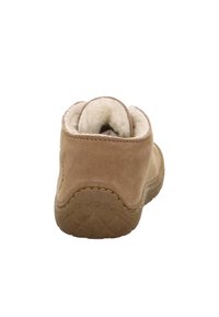 Stivale in suede marrone chiaro per l'inverno con morbido rivestimento in pelliccia color crema e suola in gomma testurizzata, mostrato da dietro.