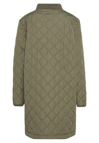 Abrigo largo acolchado en verde oliva, con un cuello alto y textura de rombos. Silueta simple y recta con mangas largas.