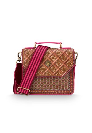 Braune und pink gemusterte Handtasche mit floralen Motiven, Verschluss in Goldoptik und breitem, pink-rot gestreiftem Schulterriemen.