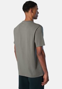 Graues Kurzarm-T-Shirt mit lockerer Passform, aus weichem Stoff, mit Rundhalsausschnitt und schlichter Nahtdetails am Saum.