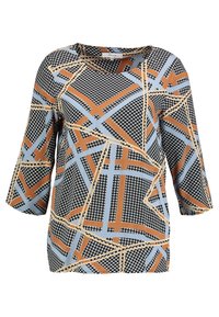 Multikleurige top met een geometrisch patroon van zwarte, blauwe, oranje en roomkleurige lijnen op een zachte stof. Driekwart mouwen.