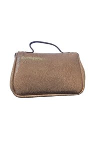 Borsa a pochette marrone con una finitura liscia, forma rettangolare e una maniglia sottile. Presenta un cucitura a contrasto sui bordi.
