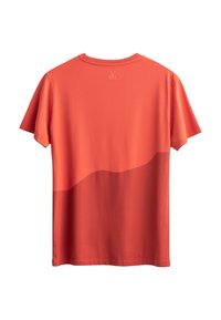 Korte mouw t-shirt in koraal, met een zachte, gladde textuur, een gebogen kleurblokontwerp met een lichtere tint aan de onderkant, en een klein logo op de hals.