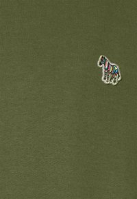 T-shirt verde oliva in tessuto a costine, con un piccolo ricamo colorato di zebra sul petto a sinistra. Design semplice e strutturato.