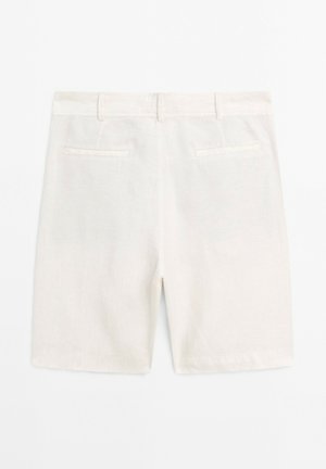 Beige linnen shorts met een gemiddelde taille, een vlakke voorkant en twee achterzakken. Gladde textuur en nette naden.