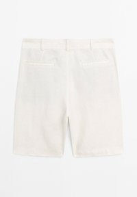 Lichtbeige linnen shorts met een rechte snit, twee achterzakken en een vlakke voorkant. Voorzien van een stoffen tailleband en minimale stikselinformatie.