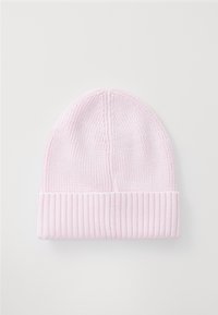 Bonnet en tricot rose clair avec une bande côtelée, texture lisse et une forme arrondie. Design simple sans embellissements ni motifs.