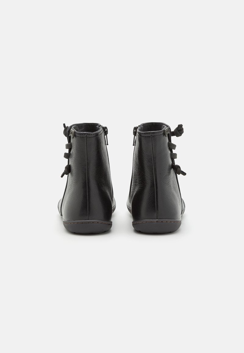 Stivaletti neri realizzati in pelle liscia, con punta arrotondata, lacci posteriori e suola bassa e piatta con cuciture a contrasto.