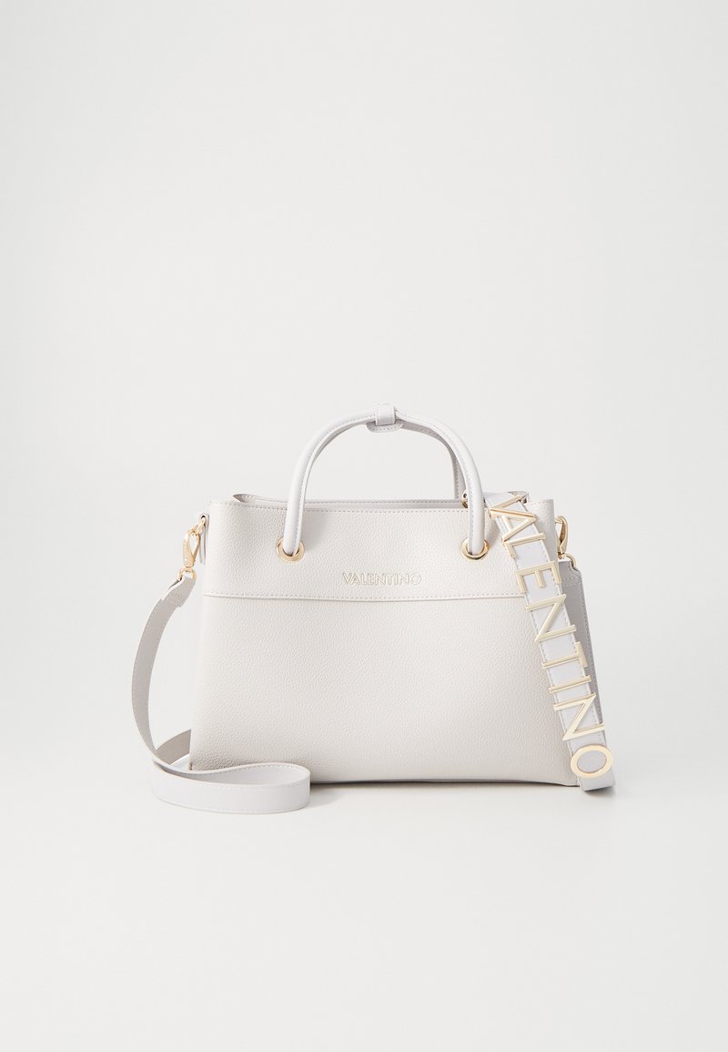 Ljusgrå läderhandväska med en strukturerad design, dubbla handtag upptill, en avtagbar rem och detaljer i guldton, med "VALENTINO" präglat.