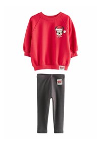 Roter Sweatshirt mit abgerundetem Saum und elastischen Bündchen, mit einem Cartoon-Charakter und Text. Graue Rippleggings mit Etikett am Bund.