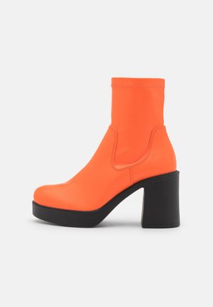 Højhælede støvletter - orange