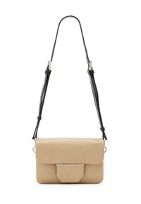 Borsa a tracolla in pelle beige con chiusura a pattina, accessori in metallo argentato e tracolla nera staccabile con fori regolabili.