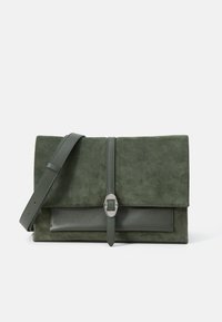 Borsa a tracolla verde in suede con tasca frontale in pelle testurizzata, tracolla regolabile e chiusura in metallo color argento. Design a ribaltina.