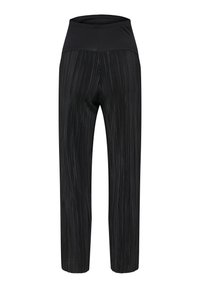 Μαύρο πλισέ παντελόνι με ψηλή μέση, διαθέτοντας ομαλό ύφασμα στο πάνω μέρος και υφή στο κάτω μέρος. Σχεδίαση με ίσια γραμμή και χωρίς εμφανείς μεταλλικές λεπτομέρειες.