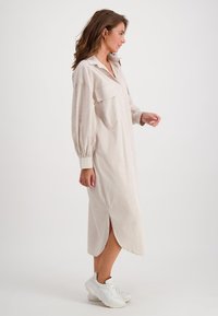 JE M'APPELLE HAZEL - Blousejurk - beige