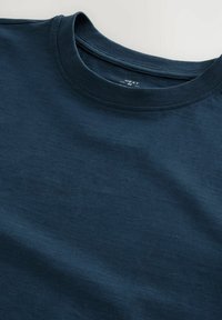 Camiseta de algodón azul marino con un clásico cuello redondo y mangas cortas, con una textura suave y detalles de costura mínimos.