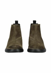 Botas de tobillo de ante marrón con una textura suave, puntera redondeada y suela de goma negra. Cuenta con una tira en la parte posterior para facilitar su puesta.