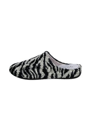 Zapatilla de felpa en estampado de cebra en blanco y negro, con parte trasera cerrada, forro interior suave y suela texturizada para hacer agarre.