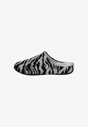 Zapatilla de felpa en estampado de cebra en blanco y negro, con parte trasera cerrada, forro interior suave y suela texturizada para hacer agarre.