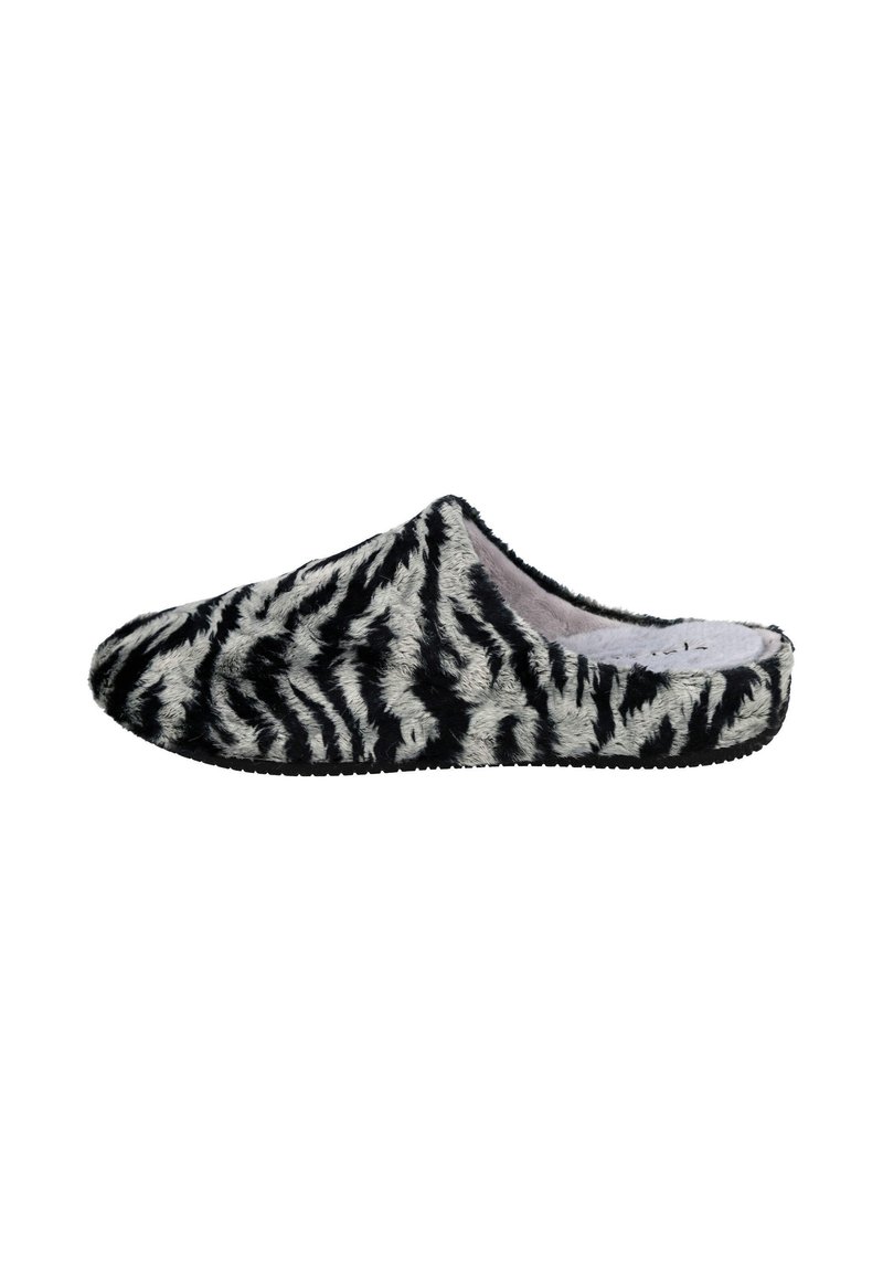 Zapatilla de felpa en estampado de cebra en blanco y negro, con parte trasera cerrada, forro interior suave y suela texturizada para hacer agarre.