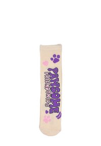 Calze color beige al ginocchio con testo viola e disegni di impronte rosa, con la scritta "Amicizie Pawsome" in lettere grasse.