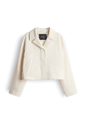 Crèmewitte cropped jas met lange mouwen, kraag met inkeping, verborgen voorzijde sluiting en twee verticale zijzakken.