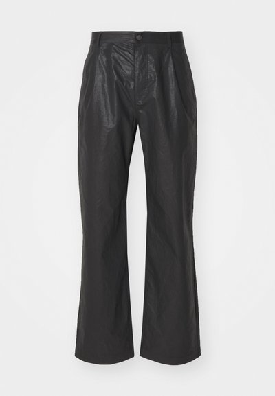 Pantalons noirs taille haute à jambes larges, fabriqués à partir d'un tissu lisse légèrement froissé. Présentent des plis avant et une fermeture à un seul bouton.