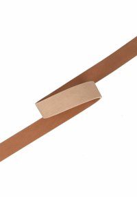 Bruine leren riem met een zachte textuur, voorzien van een brede beige leren lus. Het ontwerp is eenvoudig en elegant zonder zichtbare hardware.