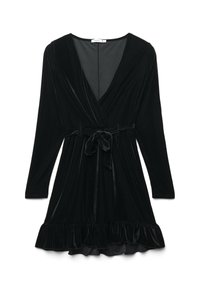 Czarna welwetowa sukienka o kroju kopertowym z długimi rękawami, dekoltem w szpic, zaznaczoną talią i falbaną na dole. Gładka tekstura, elegancki design.