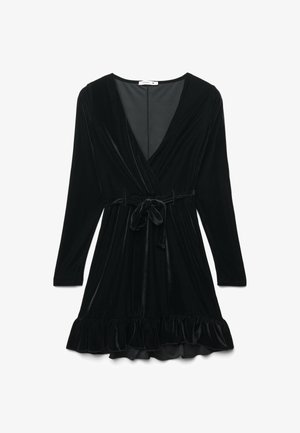 Abito avvolgente in velluto nero con maniche lunghe, scollatura a V, vita cintrata e orlo arricciato. Texture liscia, design elegante.