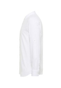Camicia bianca a maniche lunghe in lino, con chiusura frontale a bottoni gialli e orlo arrotondato. Tessuto liscio, design minimale.