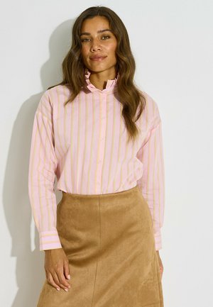 Grain de Malice, CHEMISE RAYÉE COL VOLANTÉ - Blusa - pink