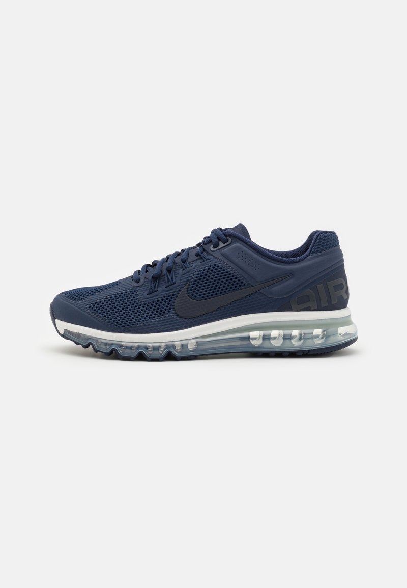 Baskets Nike Air Max bleu foncé avec tige en mesh, semelle visible à coussin d’air, logo swoosh noir et design à lacets sur fond blanc.