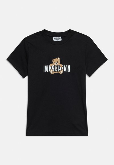 Μαύρο κοντομάνικο μπλουζάκι με κεντρικό γραφικό αρκουδάκι πάνω από το λευκό κείμενο "MOSCHINO" στο στήθος.