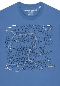 Blaues Baumwoll-T-Shirt mit einem schwarzen Grafikdesign von Bergen, Flüssen, Bäumen und Wolken, mit verschiedenen Illustrationen der Natur, die über das Shirt verteilt sind.