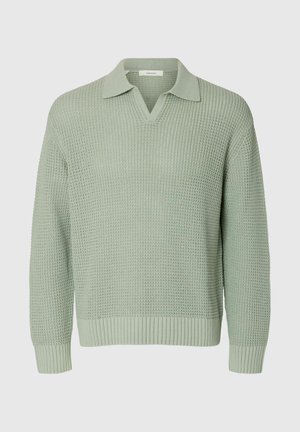 Svijetlozeleni pleteni džemper dugih rukava s rebrastim manšetama i rubom, s ovratnikom i V-izrezom na vratu.