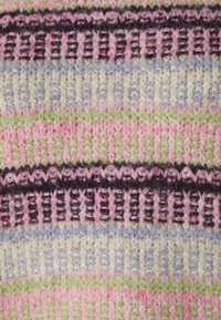Tkanina se vzorem vodorovných pruhů v růžové, zelené, modré a krémové barvě, s různorodými texturami a měkkým, chlupatým povrchem.